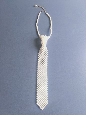 Wyjątkowy krawat z pereł na Sylwestra