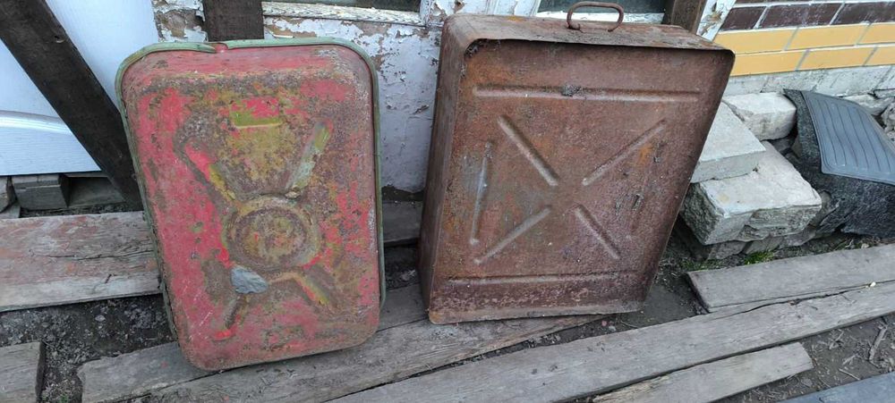 Продам металеві каністри на 40-50л