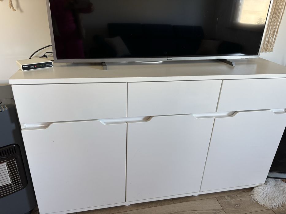 Komoda.      .          .