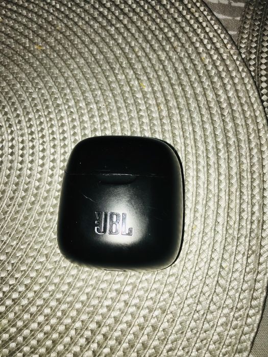 Etui ladujące i lewa słuchawka jbl tune225tws