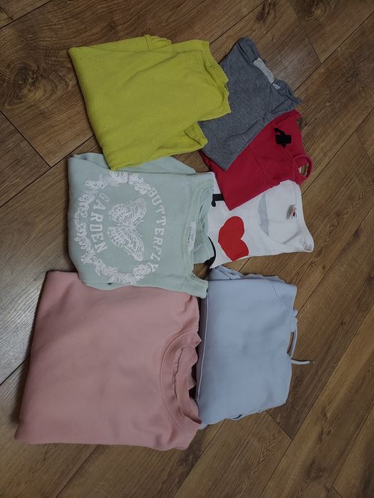 Zestaw swetrów, bluzek i t-shirtów