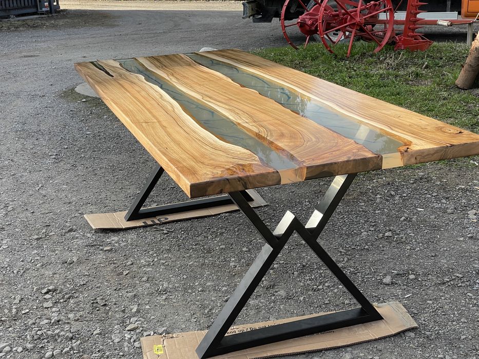 Stoły z dęba i orzecha z żywicy epoksydowej