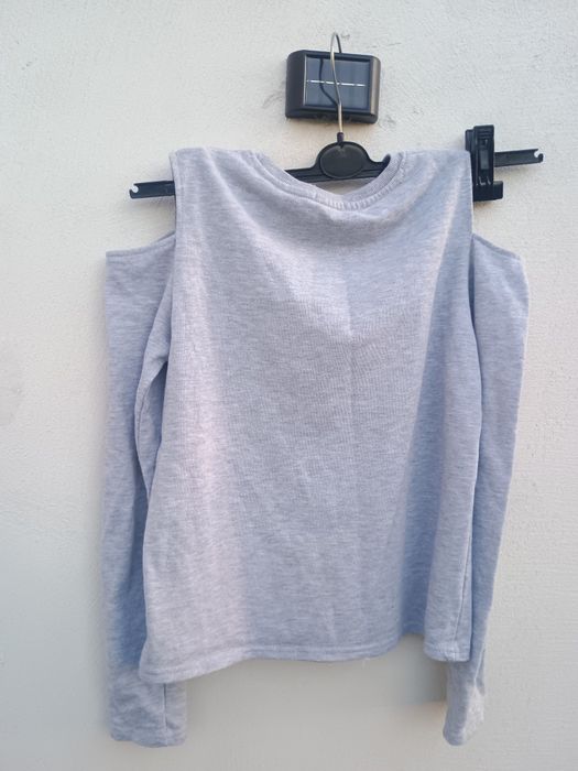 Bluza z rozcięciami na ramionach