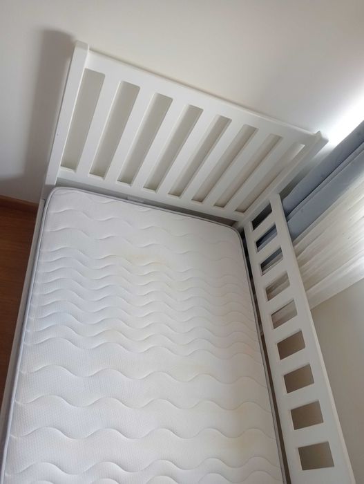 Cama de criança em madeira lacada a branco com estrado e colchão