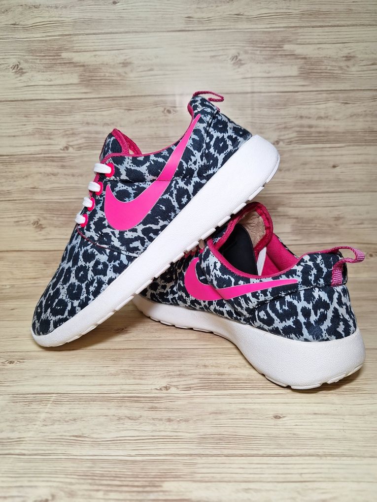 Класні жіночі кросівки Nike Women's Rosherun Safari Pink