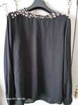 Blusa acetinada com pedras