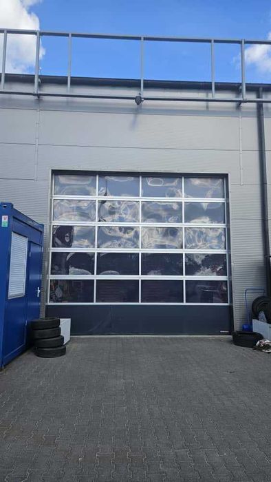 Hale na wynajem, trasa S8 przy samym zjeździe