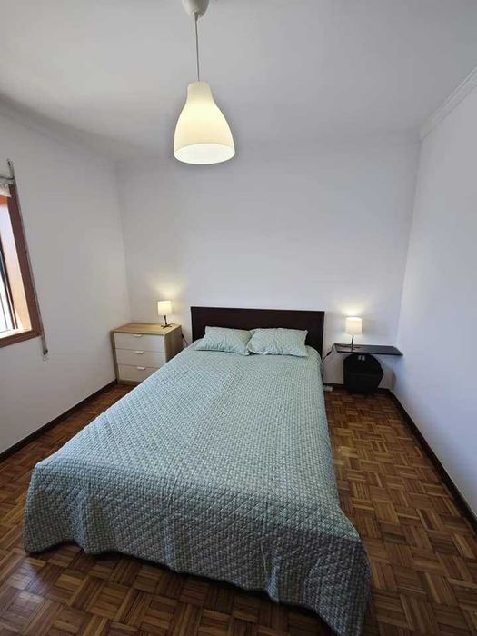 Arrendo quarto individual com casa de banho privativa.