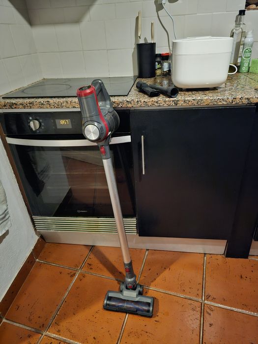Aspirador vertical de bateria sem saco