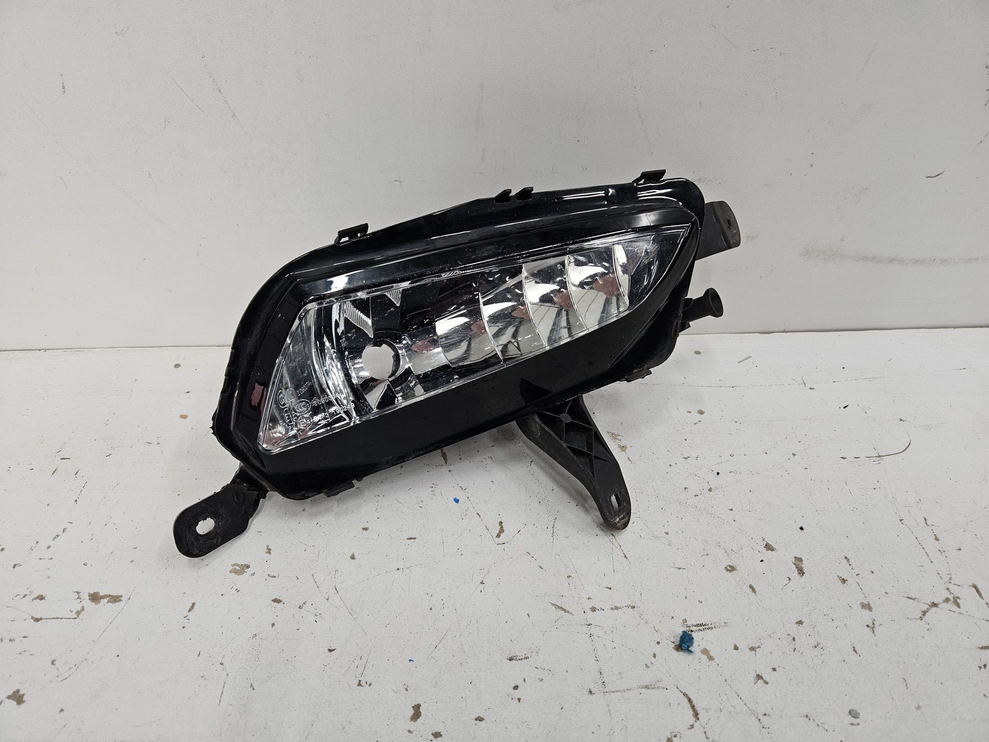 Halogen prawy Ople Astra K V
