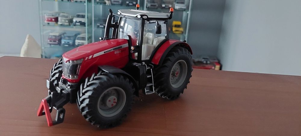 Model 1:32 Traktor Massey Ferguson 8680 SIKU