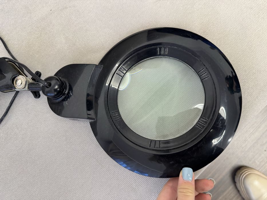 Lampa pierścieniowa z lupą LED