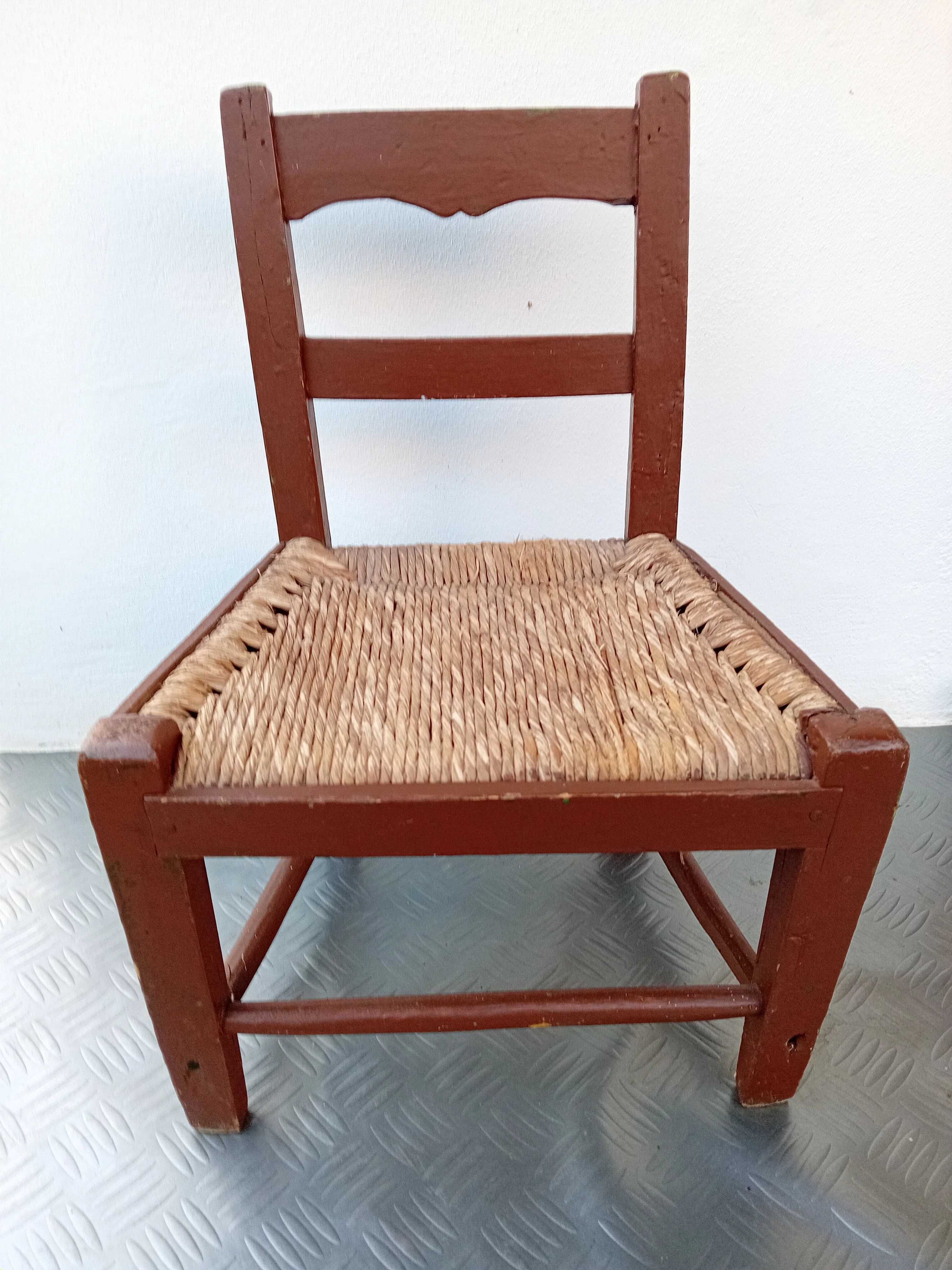 Cadeira pequena  empalhada antiga