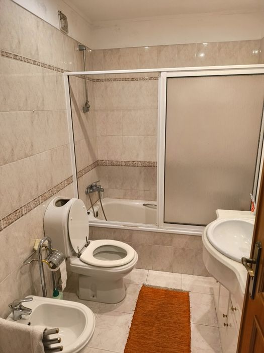 Alugo  2 quartos  amadora