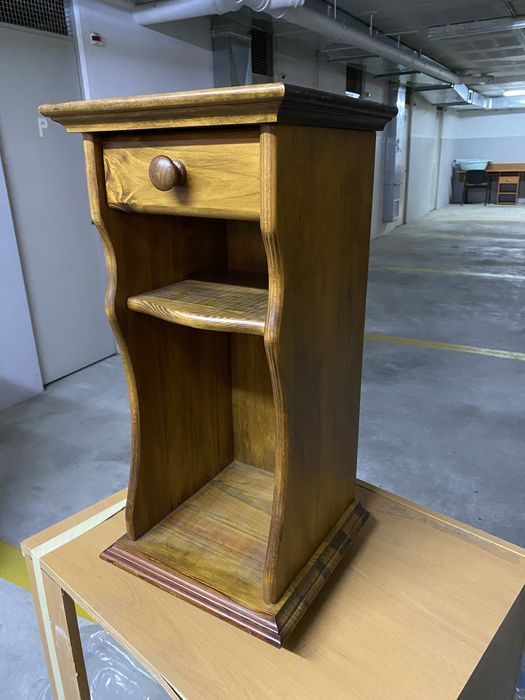 Móvel castanho maciço decorativo de apoio