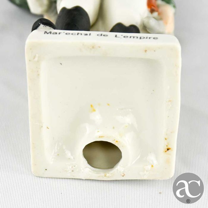 Figura de militar em porcelana francesa “Mar’echal de L’empire”