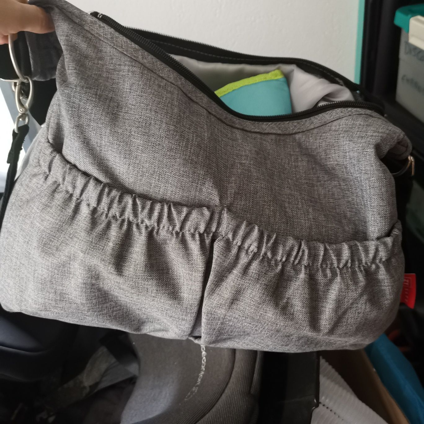 Saco bebé cinza com várias bolsas