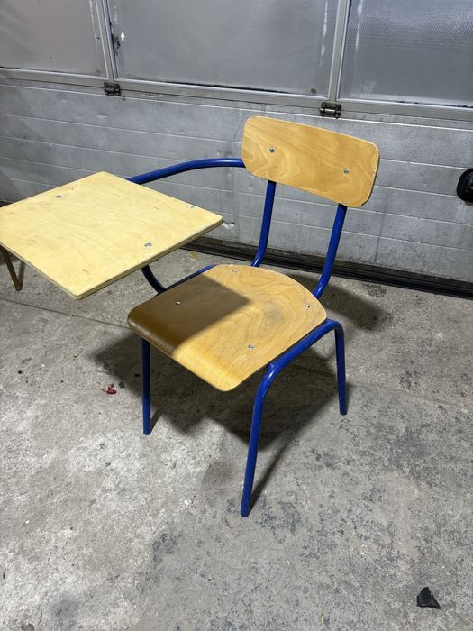 Krzeselka szkolne   Metalowo - drewniane