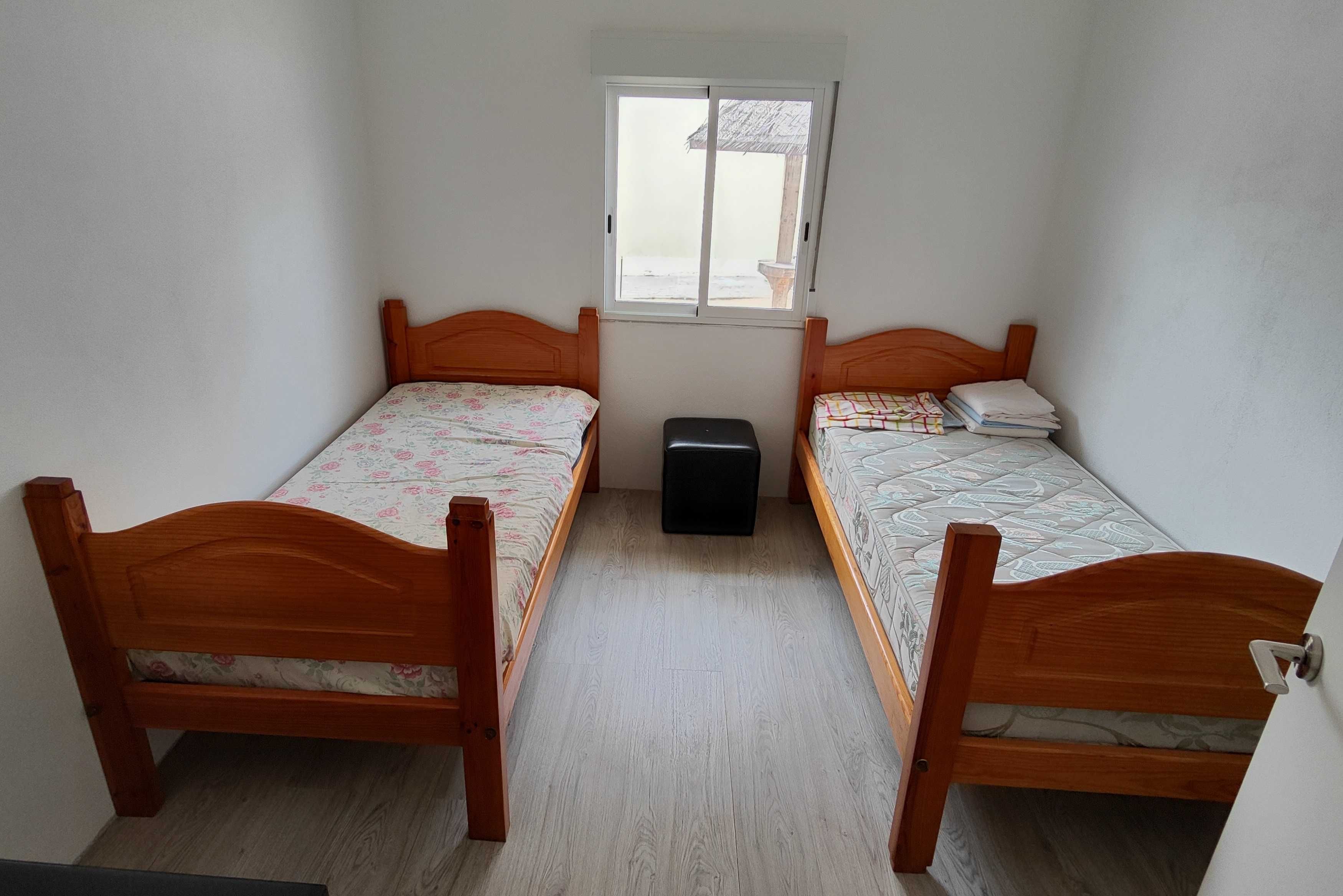 2 Camas 190x90 com estrado que podem ser Beliches
