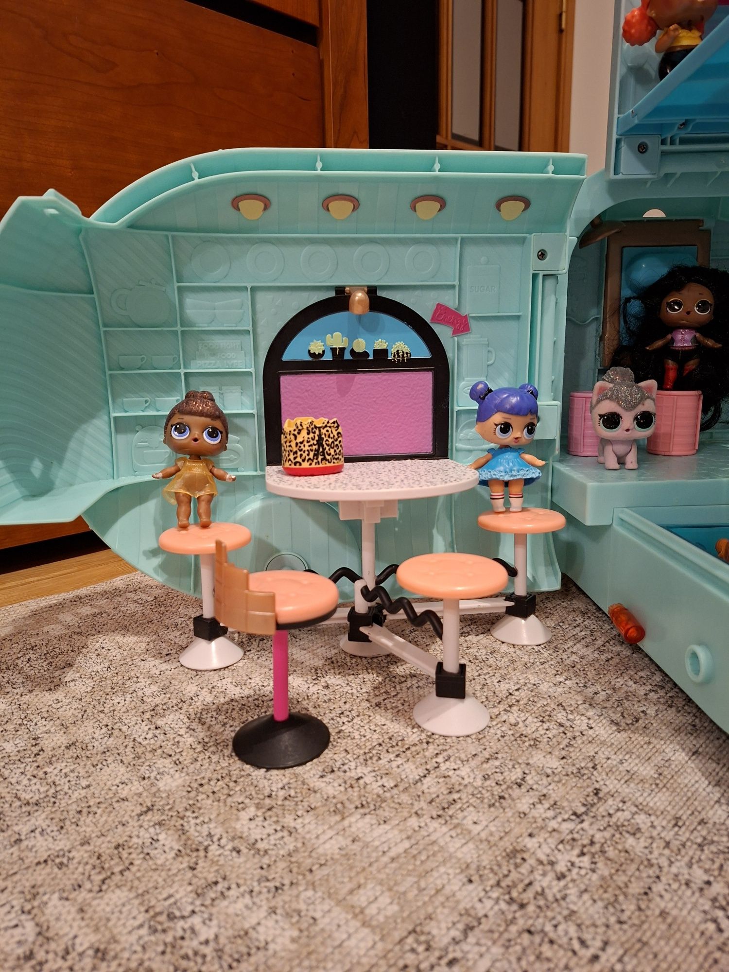 Casa das Bonecas Lol + carrinha + loja de  moda apenas por 50€