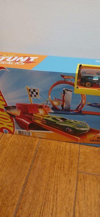 Pista Hot Wheels com dois veiculos