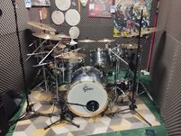 Gretscha renown silver oyster pearl