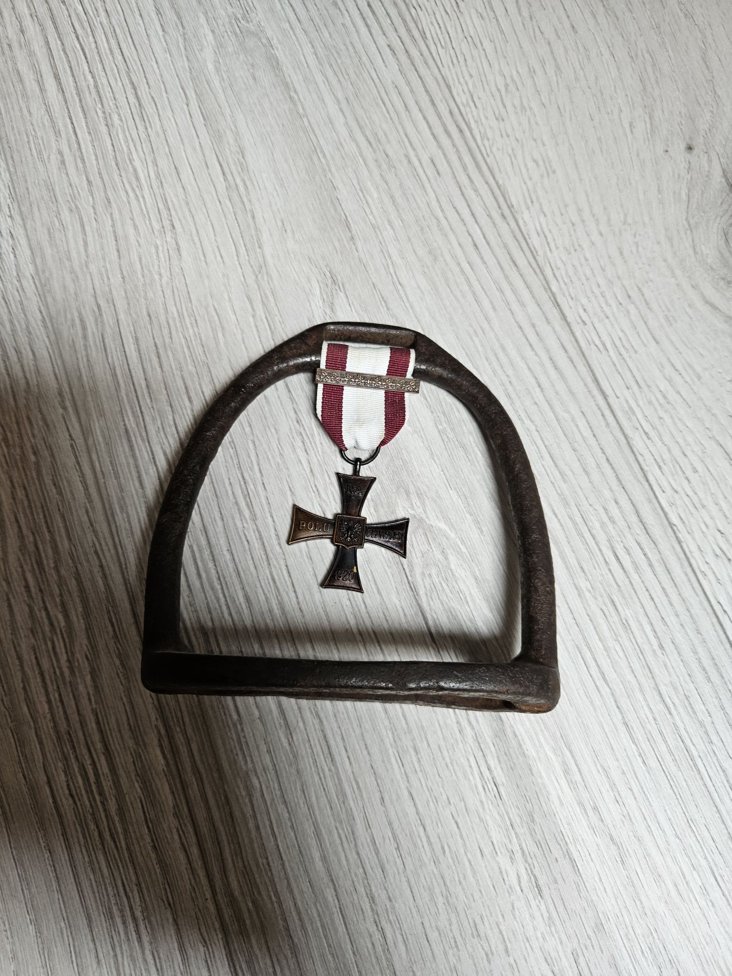 Unikatowa pamiątka strzemię kawaleryjskie  i krzyż walecznym 1920