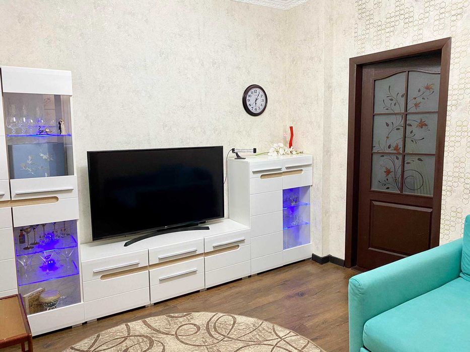 Продам 4-х комнатную квартиру на земле в центре.