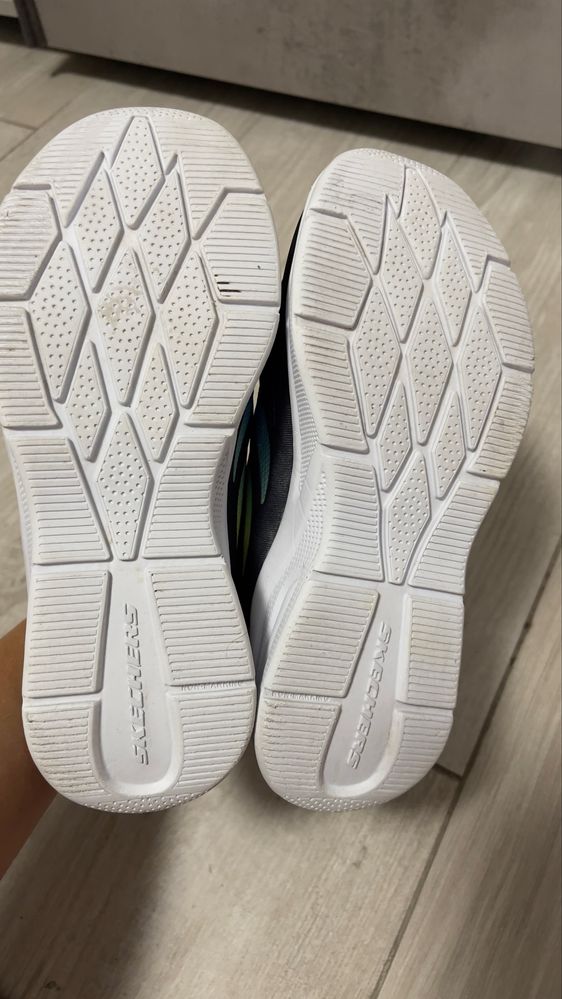 Кросівки на дівчинку Skechers 35 розмір.оригінал
