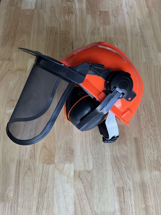 Kask ochronny pilarza