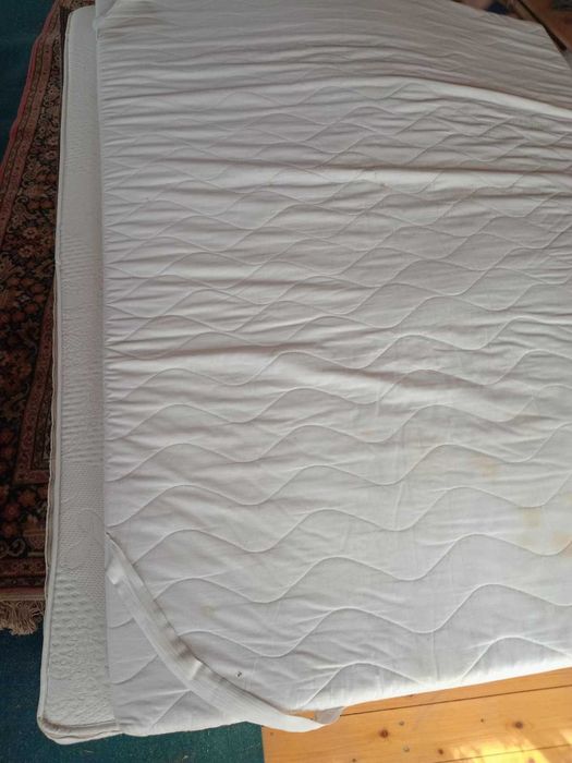 Матрас тонкий топер, б/в. Розміри 1м 50 см на 1м 90 см.