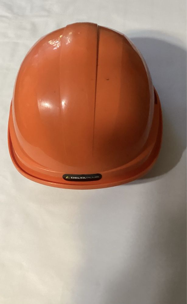 Kask budowlany używany.