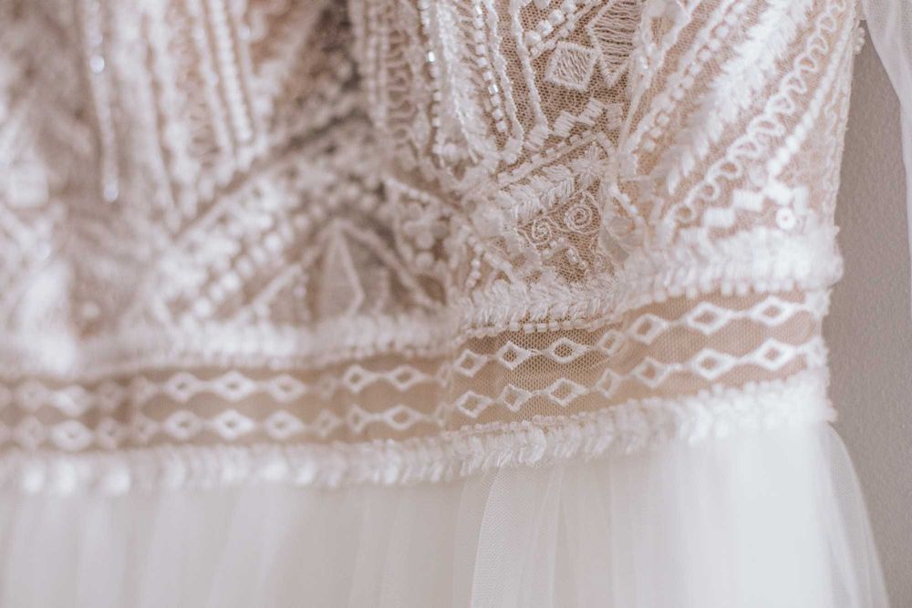 Suknia ślubna na drobną Pannę Młodą (długi rękaw, odkryte plecy, tiul)