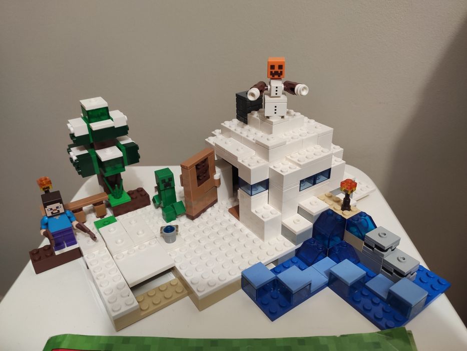 Klocki LEGO Minecraft 21120 Śnieżna kryjówka kompletne