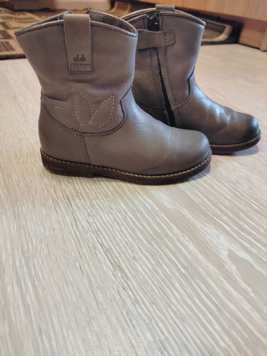 Чобітки шкіряні на дівчинку 3 роки , розмір 25, устілка 16,5 см