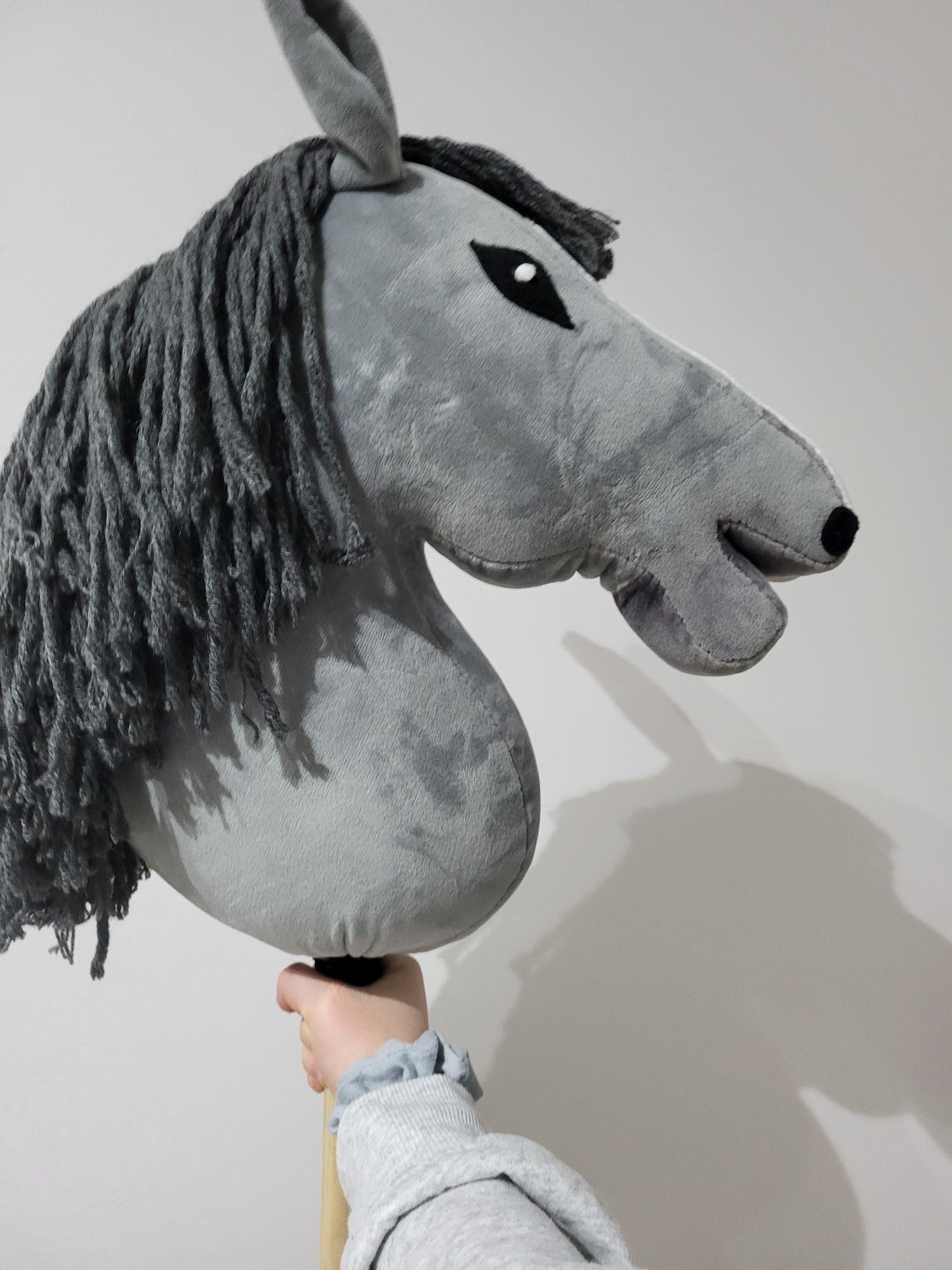 Hobby horse szary, grzywa z włóczki