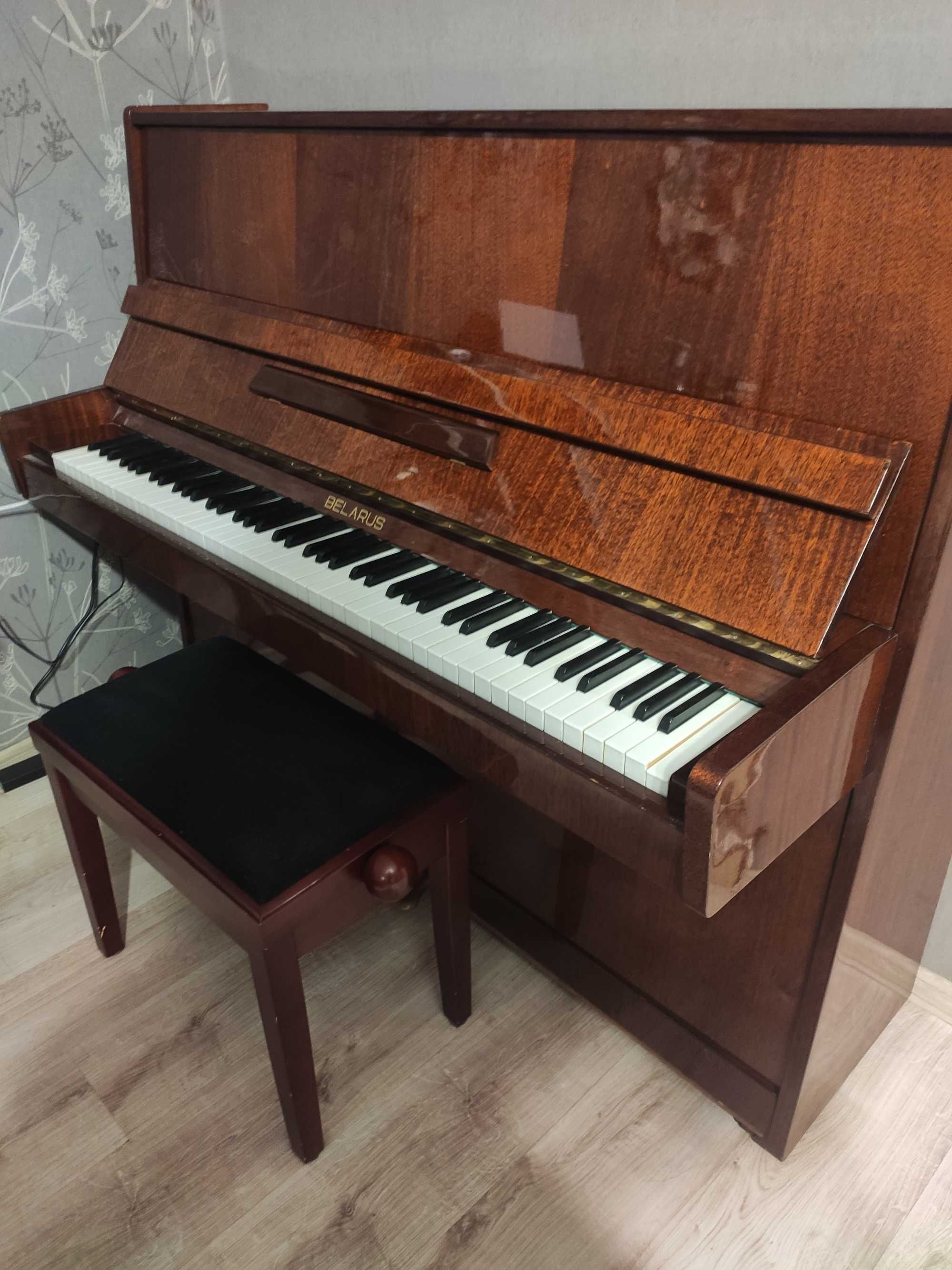 Pianino Belarus - bardzo dobry stan! Ława do pianina gratis.