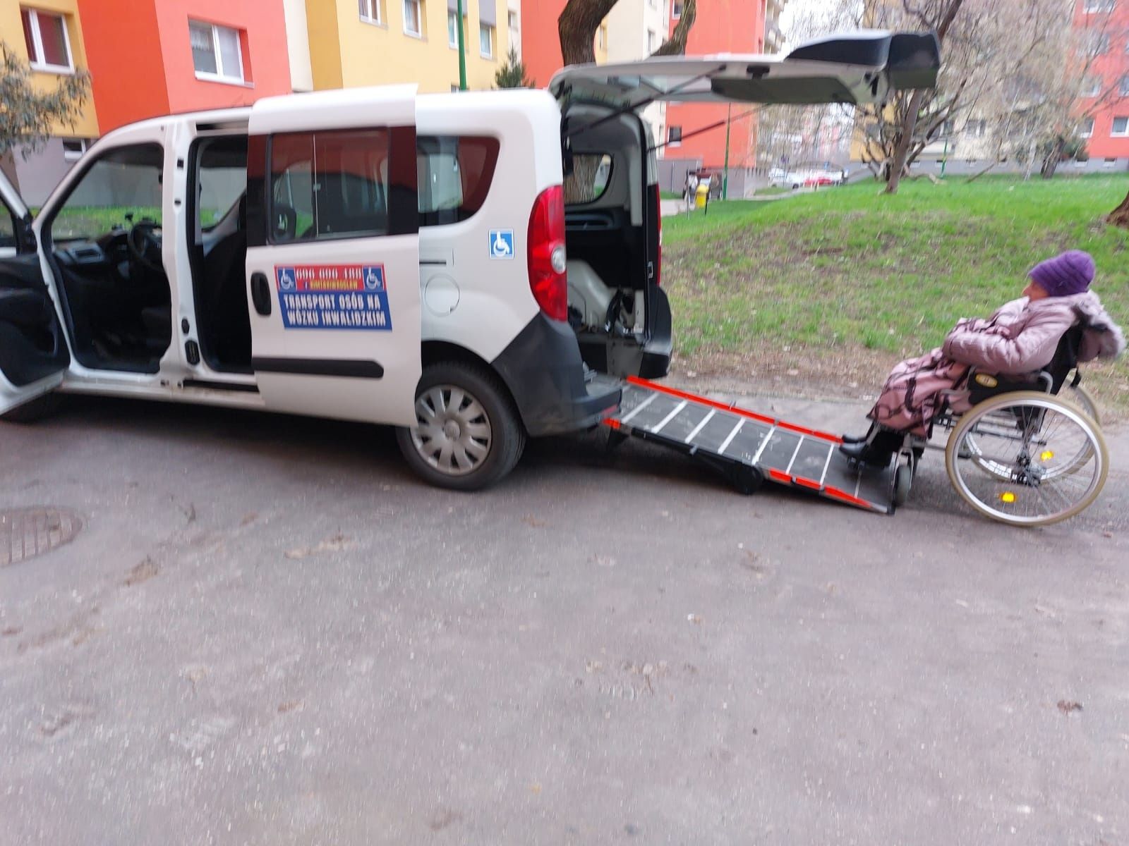 Przewóz niepełnosprawnych osób Transport Taxi na wózku Wrocław