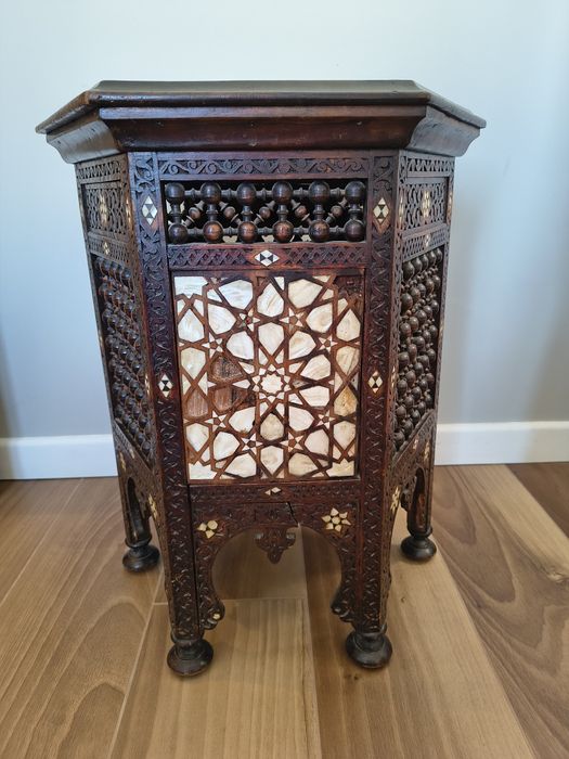 Stolik mauretański lub kwietnik, drewno i masa perłowa, antyk