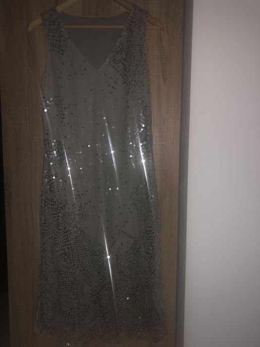 wieczorowa sukienka z cekinami