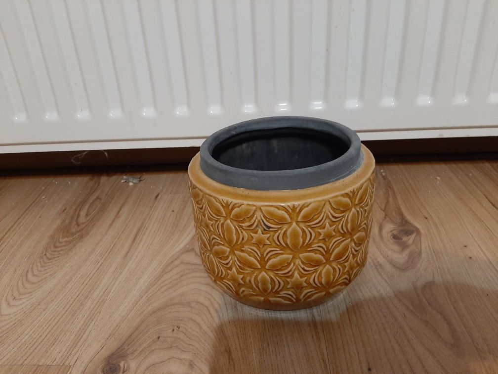 Ceramiczna osłonka do roślin.