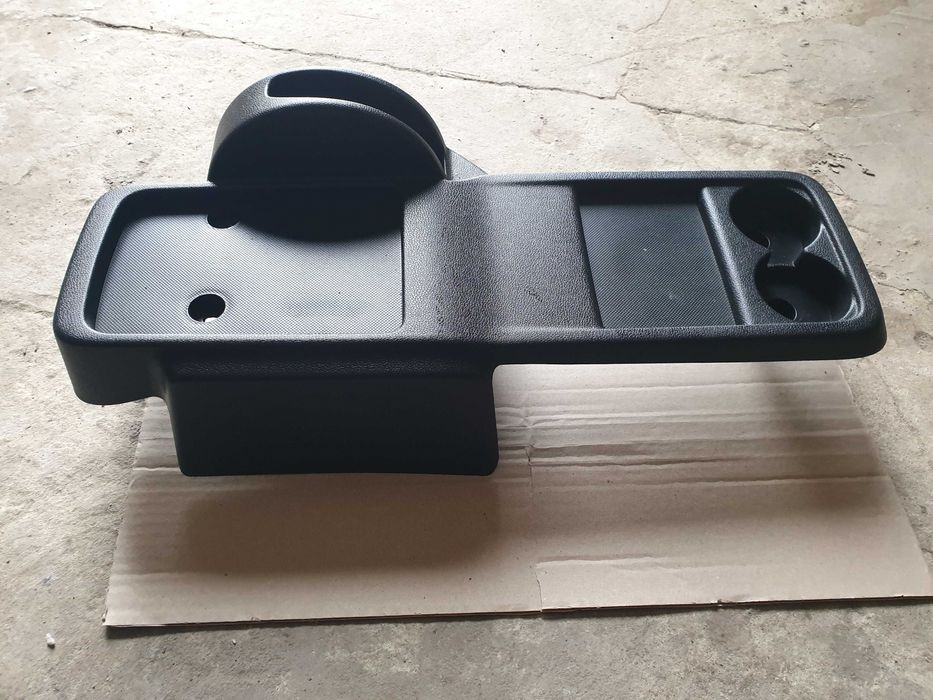 Консоль між передніми сидіннями Сітроєн Берлінго