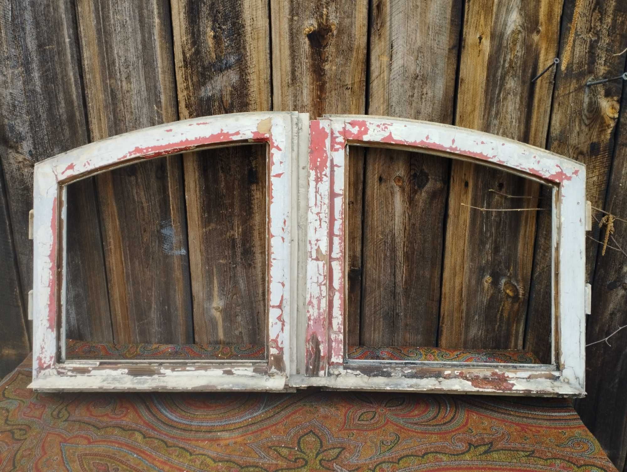 Stare drewniane okna łukowe