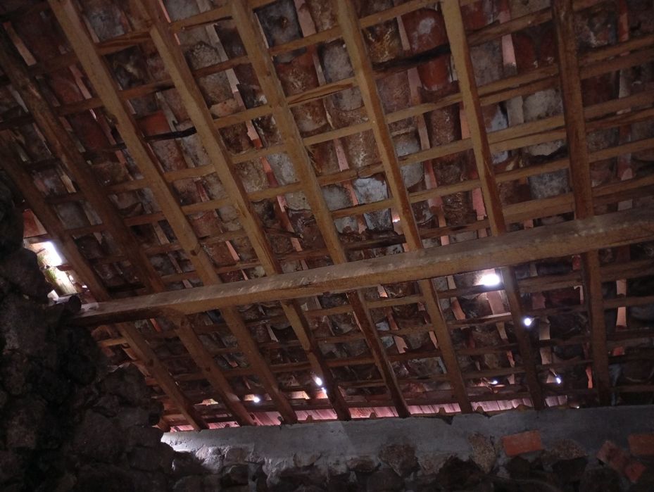 Casa em Pedra para Recuperar com água e luz