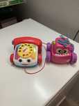 Um telefone e um carrinho marca fisher price
