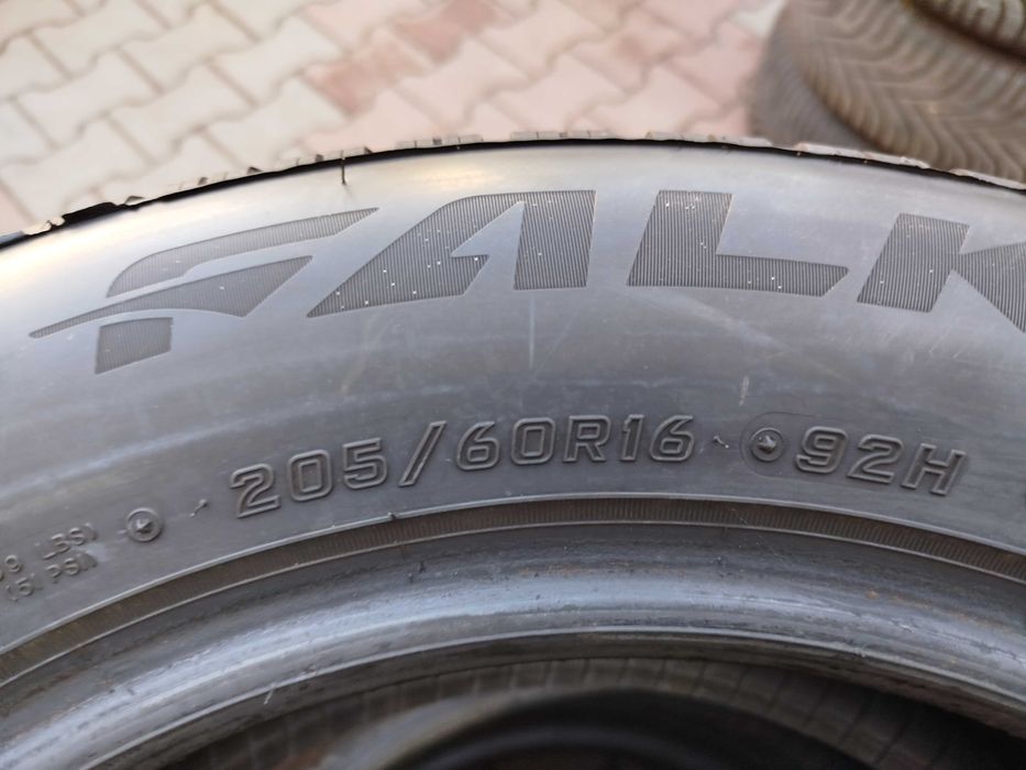 Opony zimowe firmy Falken 205/60/R16 jak nowe