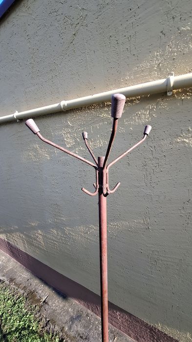 Stary metalowy stojak wieszak na ubrania parasole