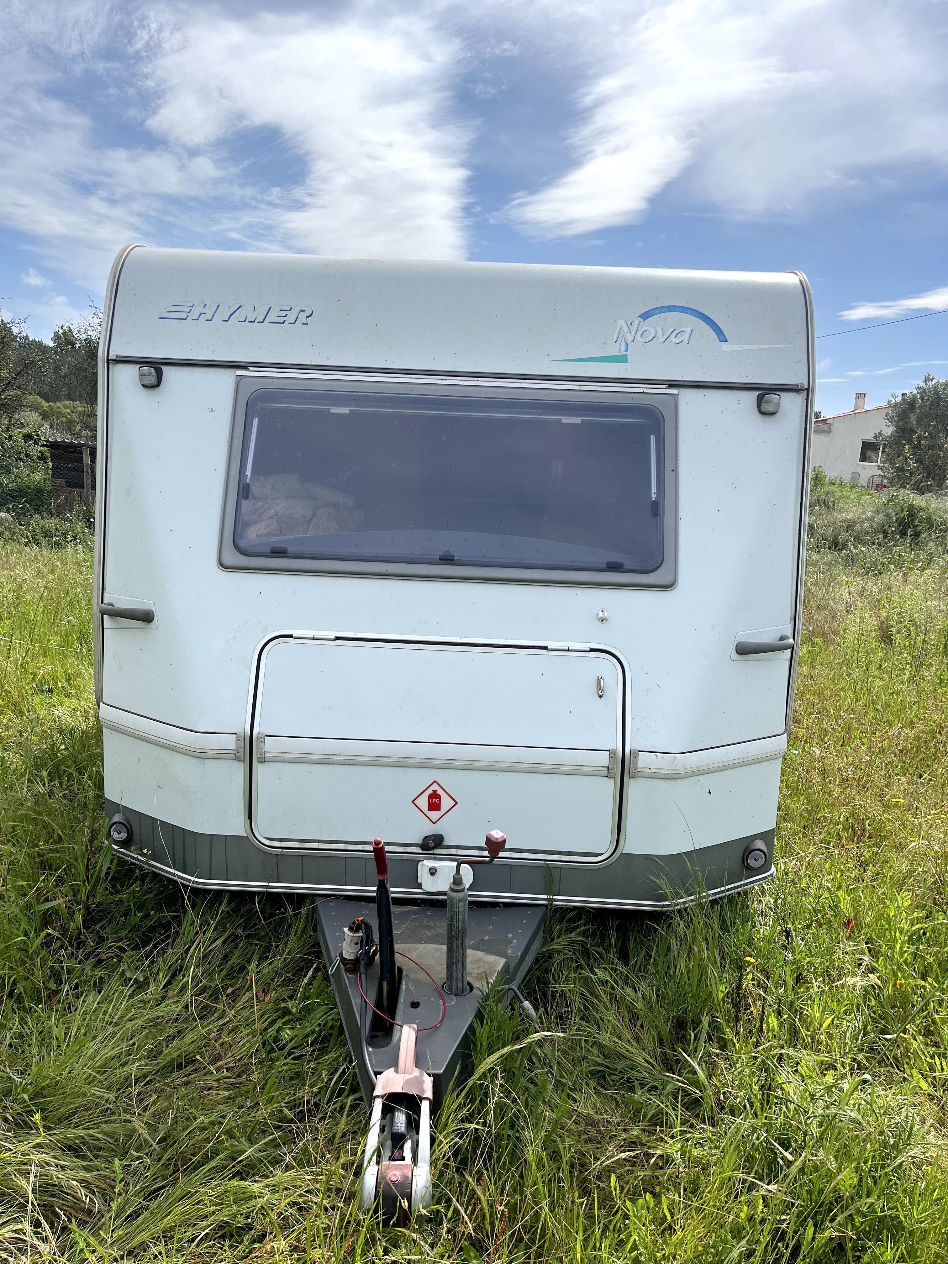 Caravana Hymer 2004, cama fixa ótimo estado. Painel solar