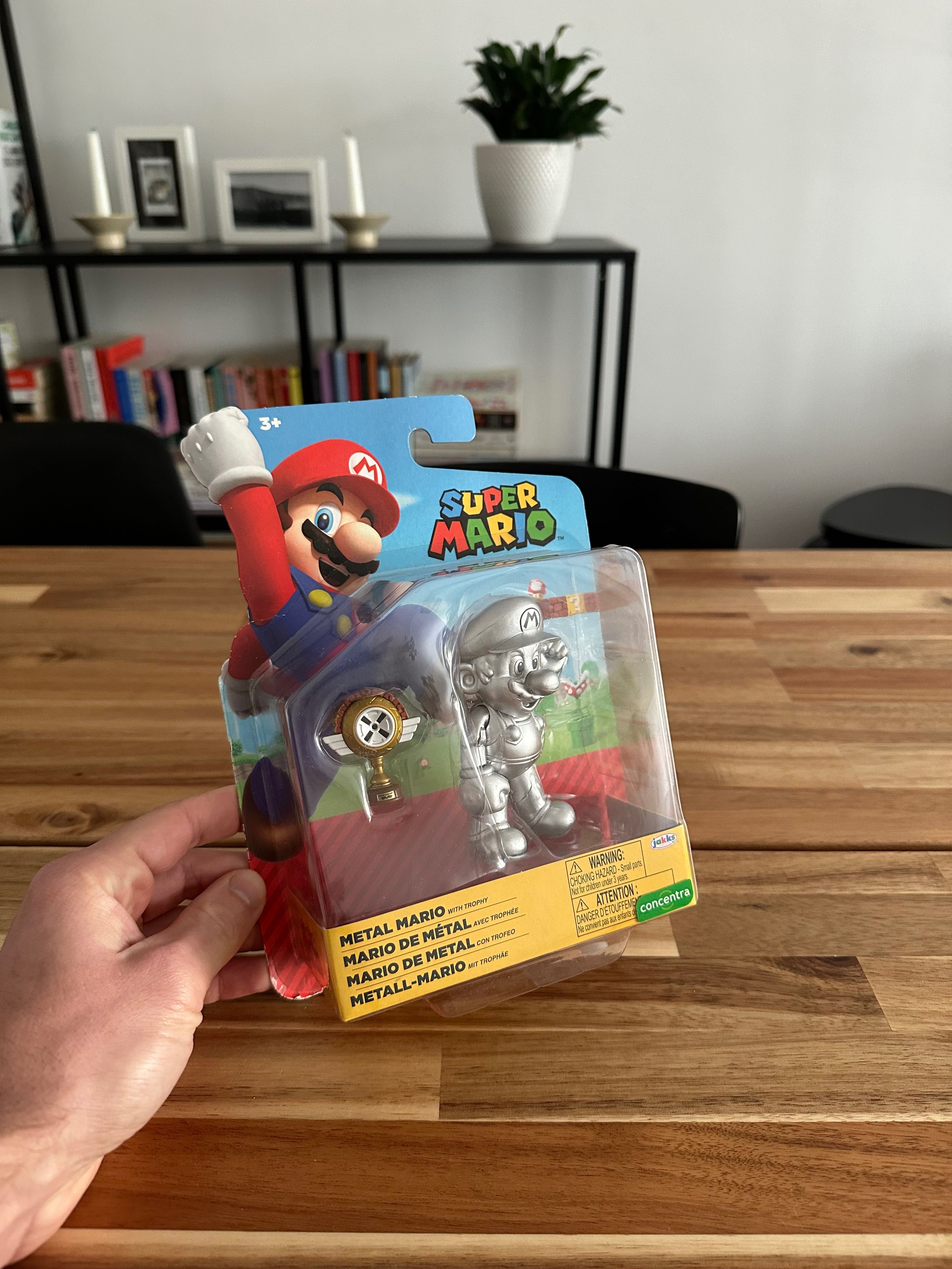 Figura Super Mario Metal Mario com troféu, como nova.