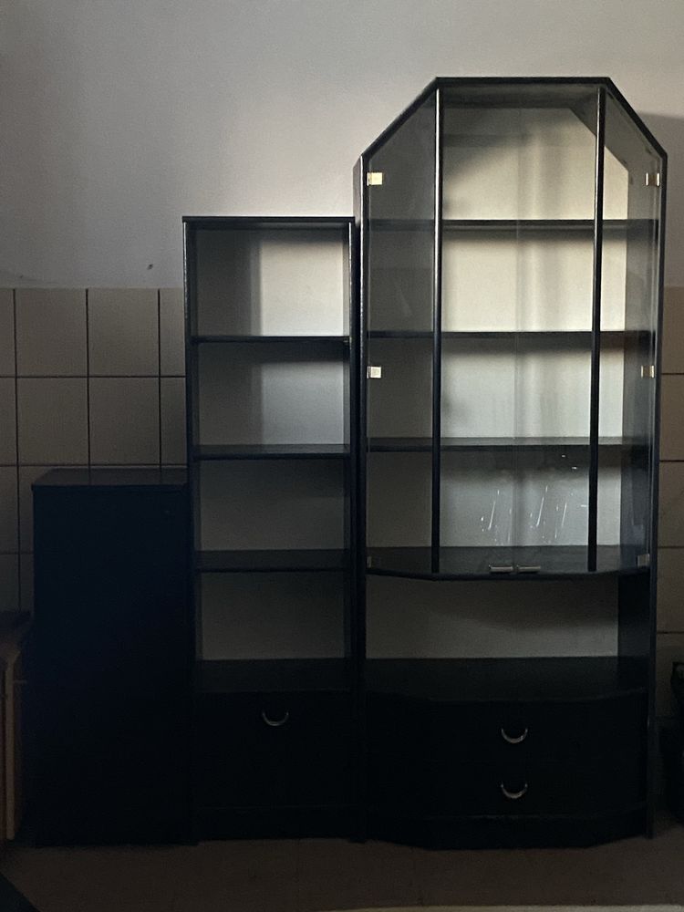 Meble pokojowe czarne trzy elementy, witryna z szybą